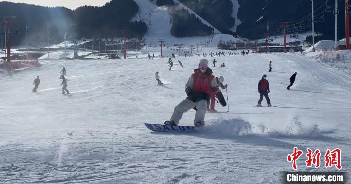 游客们纵享滑雪的欢乐。　潘琦 摄