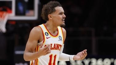 NBA官方：特雷-杨将球扔向观众席 罚款2.5万美元