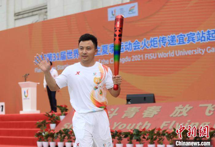 第1棒火炬手、体操奥运冠军冯喆高擎火炬。 王磊 摄 第1棒火炬手、体操奥运冠军冯喆高擎火炬。 王磊 摄