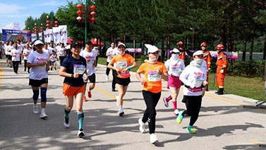 中国最北极昼马拉松开跑 中外3000余选手参赛