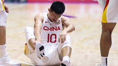 周鹏因脚踝伤势确定下场将缺阵 赵睿能否出战成疑