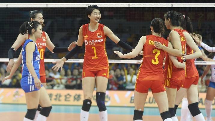巴黎奥运会女排资格赛A组中国和塞尔维亚队同取三连胜