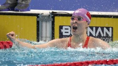 亚运会-女子50米仰泳决赛 中国选手摘金夺银