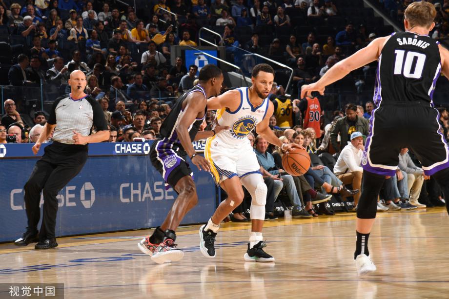 [图]NBA季前赛-库里3分绝杀 勇士逆转险胜国王