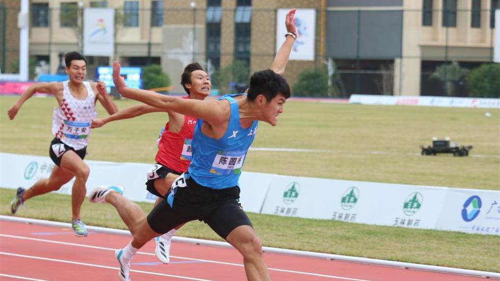 学青会·全天综合 110米栏“跨”出新纪录 400米接力“跳”出动人一幕