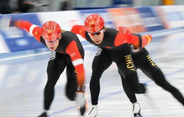 速度滑冰——世界杯（北京站）：中国队获男子短距离团体追逐赛亚军