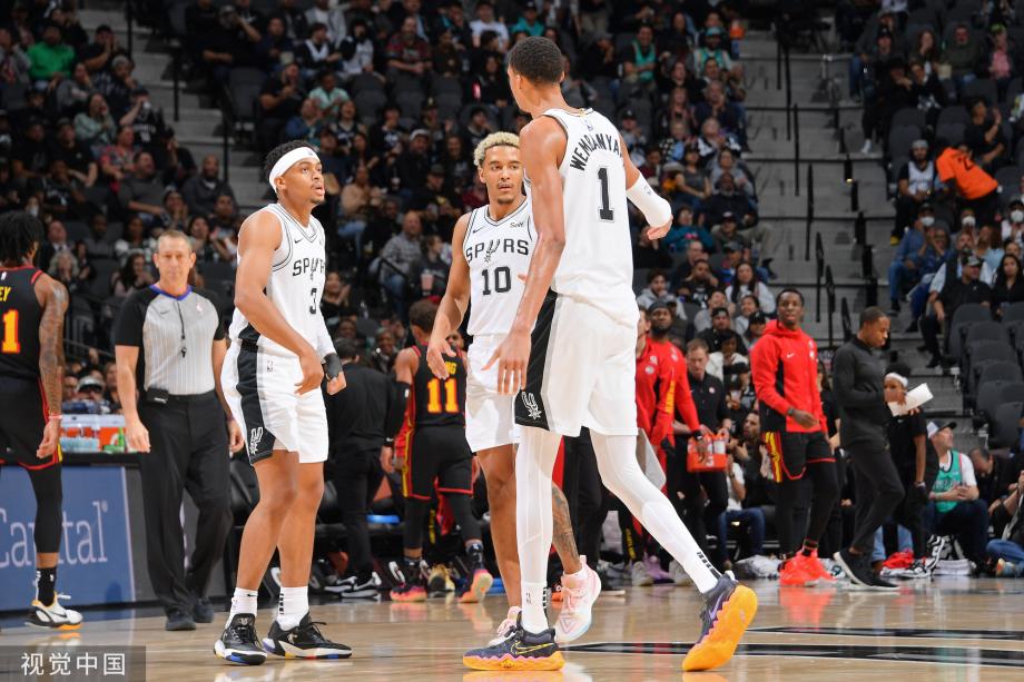 [图]NBA-老鹰137-135马刺 特雷杨45分14助