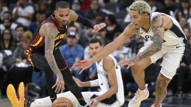 NBA-杨45+14索汉33分关键失误 老鹰险胜马刺