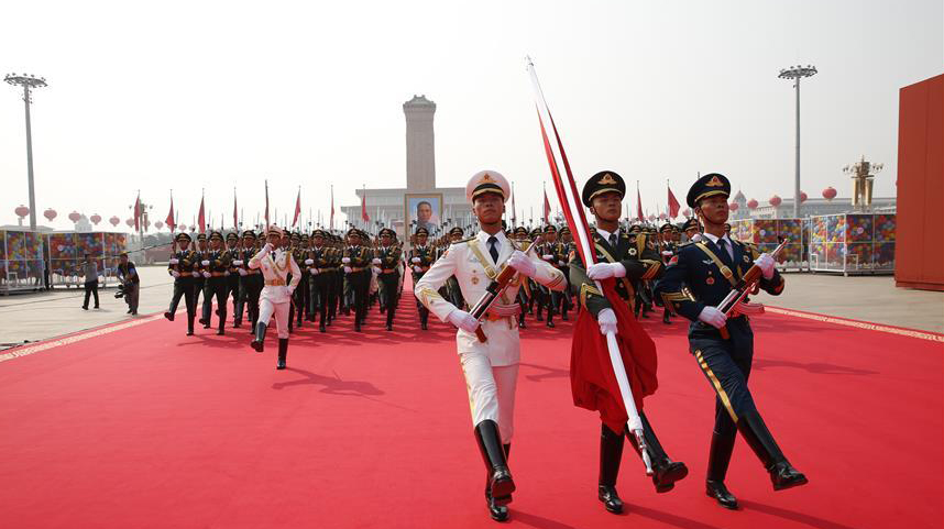 解放军仪仗大队国旗护卫队执行国旗升降任务记事