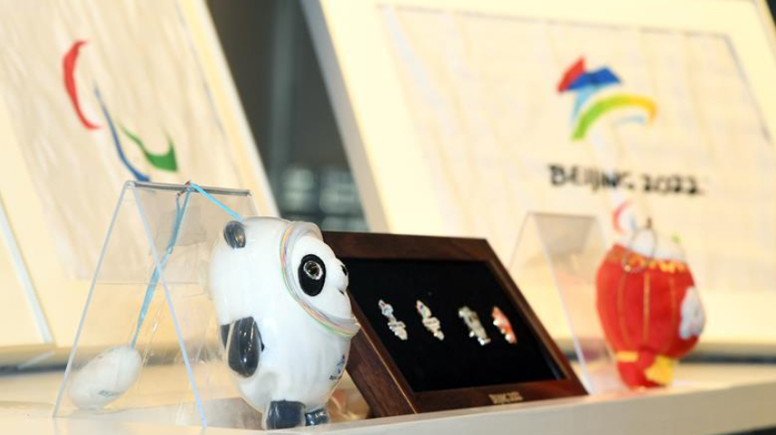 嫦娥五号搭载北京冬奥会展示品交接仪式举行