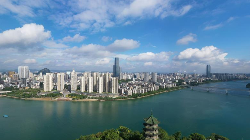 广西柳州：一江碧水入画来