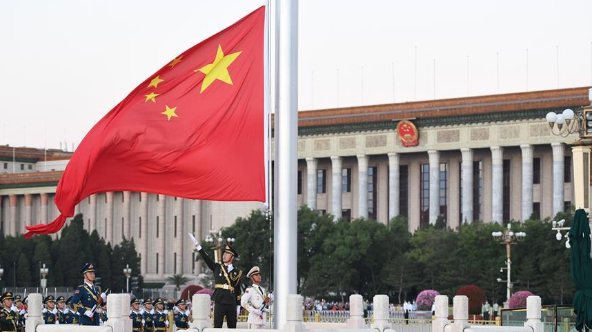 天安门广场举行升旗仪式