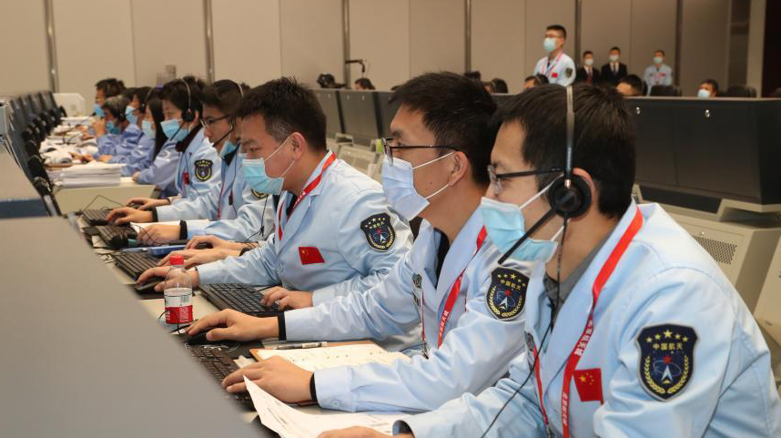 嫦娥五号探测器组合体成功分离 将择机实施月面软着陆