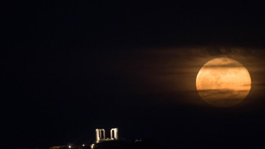 希腊海神庙：“超级月亮”现身夜空