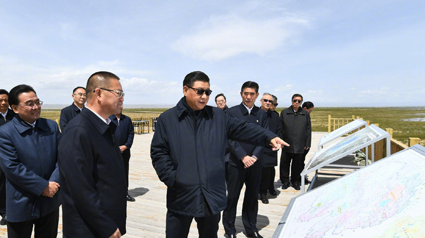 习近平在海北州刚察县考察调研