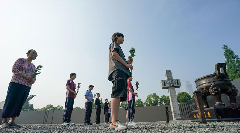 南京：撞响和平大钟