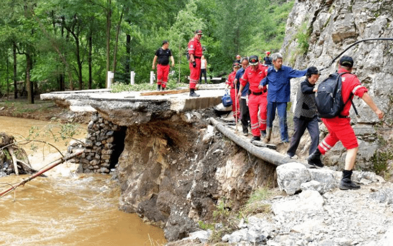 陕西洛南：暴雨致多乡镇道路电力通信中断