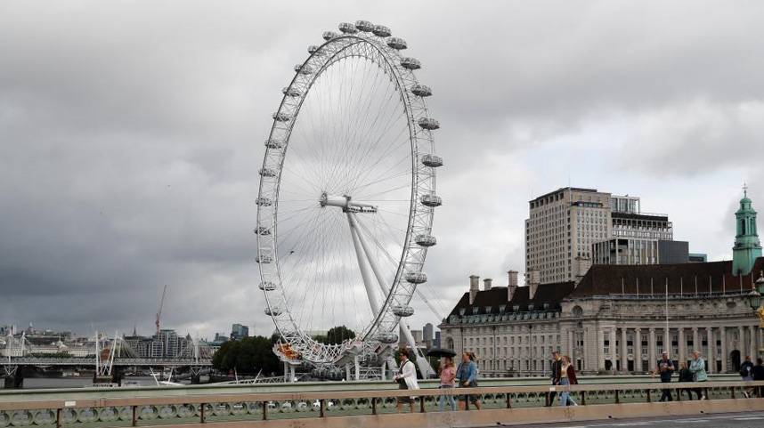 英国单日新增新冠确诊病例超2.5万例