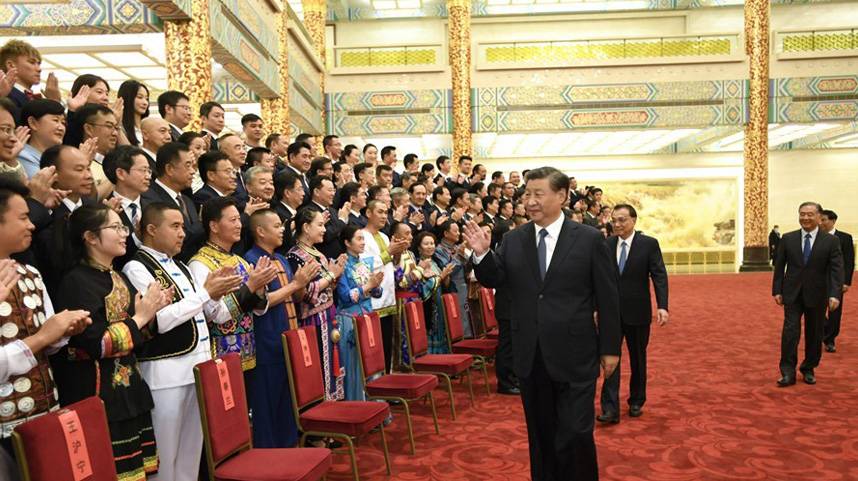习近平等第六届全国少数民族文艺会演开幕式文艺晚会