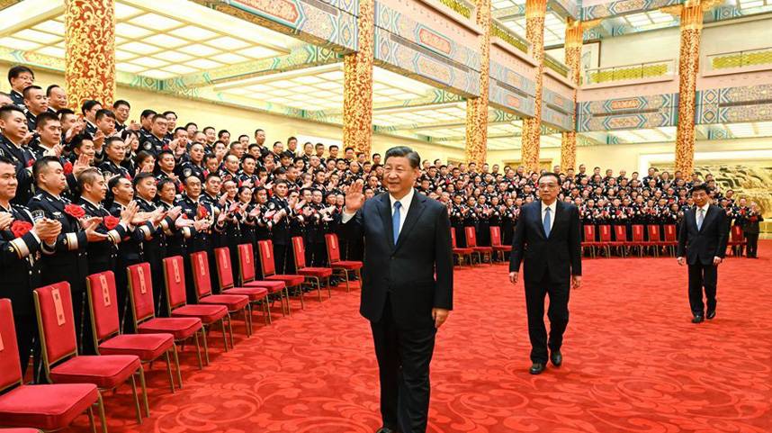 习近平会见全国公安系统英雄模范立功集体表彰大会代表