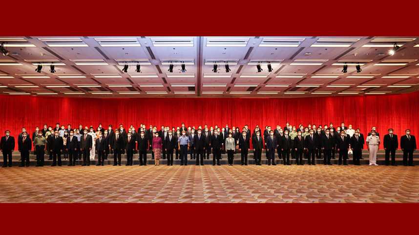 习近平会见中央驻港机构和主要中资机构负责人 