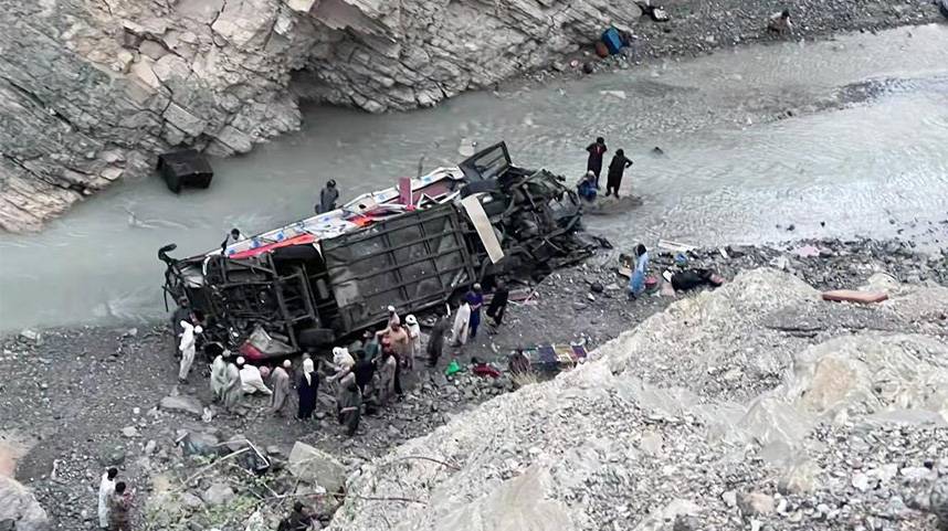 巴基斯坦西南部一客车坠谷致19死12伤