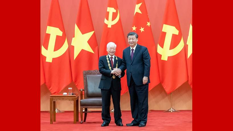 习近平向越共中央总书记阮富仲授予“友谊勋章”并举行隆重颁授仪式