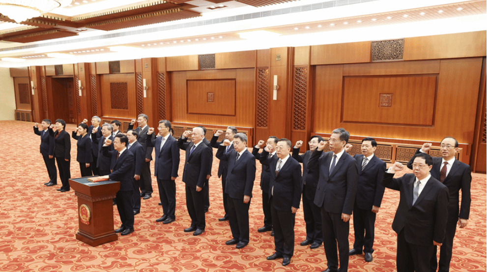 国务院各部部长、各委员会主任、中国人民银行行长、审计长进行宪法宣誓