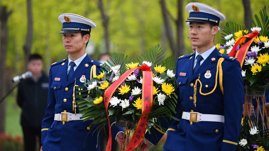 清明节前祭英烈