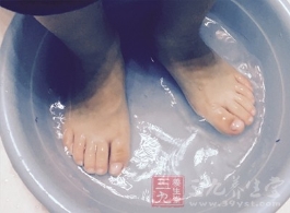 泡脚水里加这物竟能逼出体内湿气