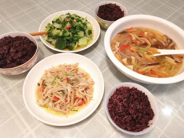 晚上千万不要吃完就睡 最佳晚餐时间是这个时段