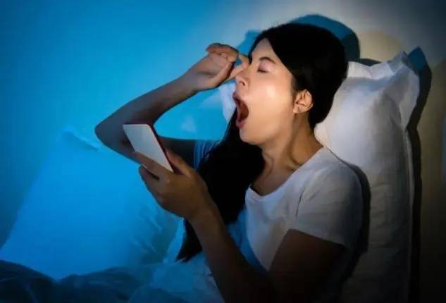 长时间躺着玩手机有何危害？小心变成爪形手