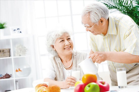 中医建议老人养生时更要注意三个时段