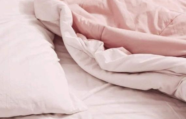 被子越重睡得越香？睡觉时哪种睡姿更健康