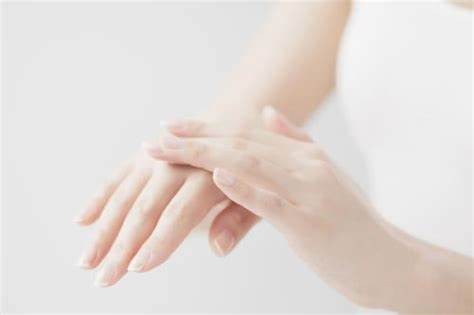 手部的皮肤总是脱皮 可能是这5个原因所致