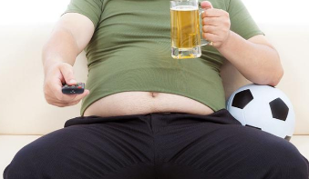 男性中年后发胖有4大原因 3招能减掉大肚腩