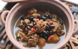 冬季御寒汤水参芪黑豆煲羊肉 可补益肺脾肾