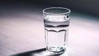 隔夜水喝了真的会致癌？这4种伤身的水要少喝
