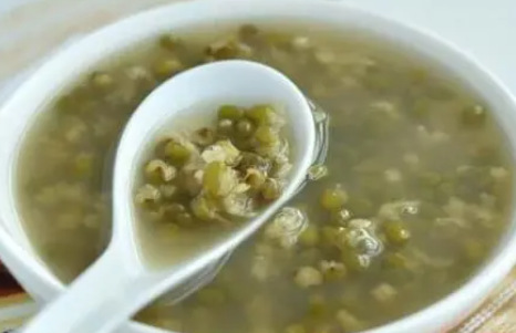 绿豆汤是夏季必备饮品 夏季解暑试试这几种食物