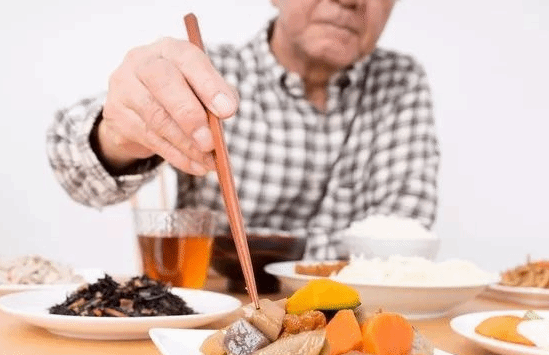 老年人要想健康长寿 在饮食上就得牢记这5大原则