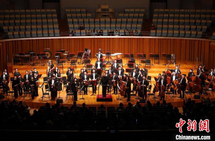 大型交响组曲《江姐》音乐会现场，图为指挥谭利华和北京交响乐团 北京交响乐团供图