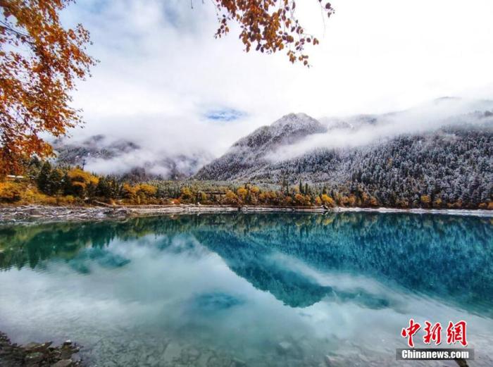 资料图：九寨沟景区雪景。 梁峰 摄