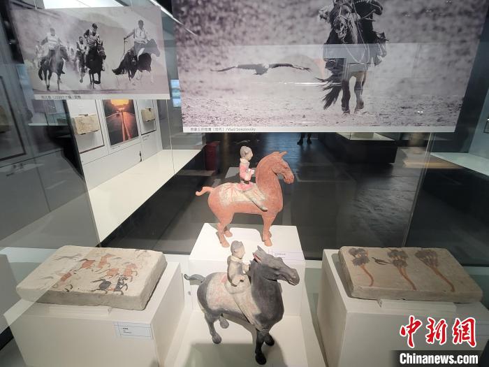 “我们”的生活记录——古代画像砖与现代摄影作品展开展。　阿琳娜 摄