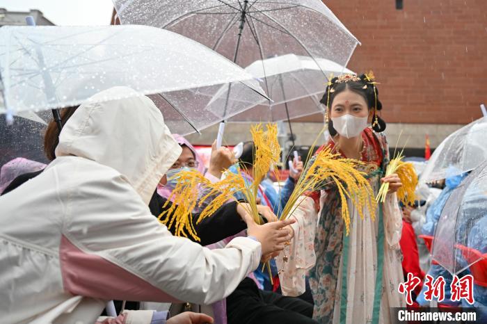 广府庙会开锣 陈骥旻 摄