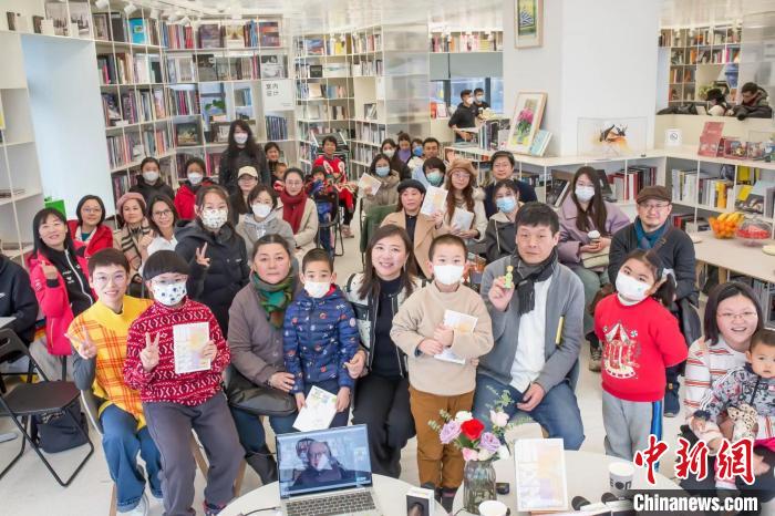 发布会现场嘉宾与读者合影 接力出版社供图