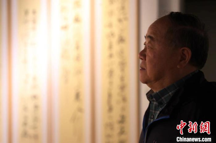 5月18日，作家莫言在上海龙美术馆(西岸馆)观看展览。　<a target='_blank' href='/'>中新社</a>记者 张亨伟 摄