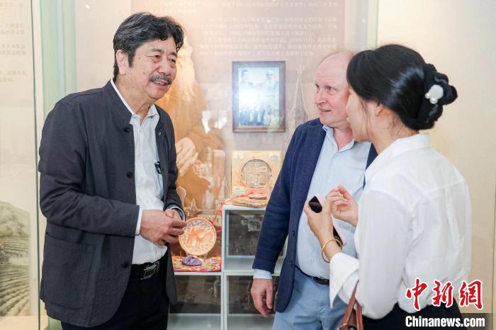 鲁迅长孙周令飞:对外交流就像交朋友 我们要先伸手-凯风网