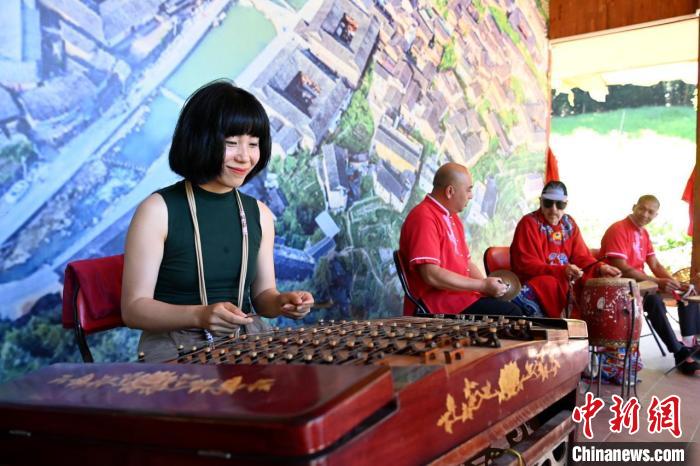 代表团成员欣赏《娶亲抛绣球》表演并参与演出，体验中国传统文化。　张金川 摄