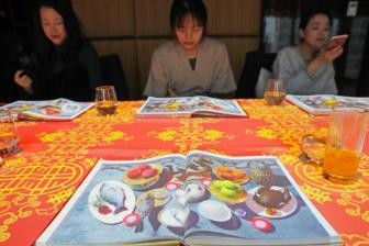 古人的年夜饭 年轻人先举杯