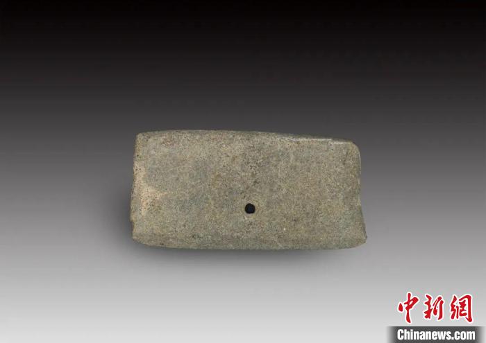 在该遗址发现的石刀。 山西省考古研究院供图 在该遗址发现的石刀。 山西省考古研究院供图